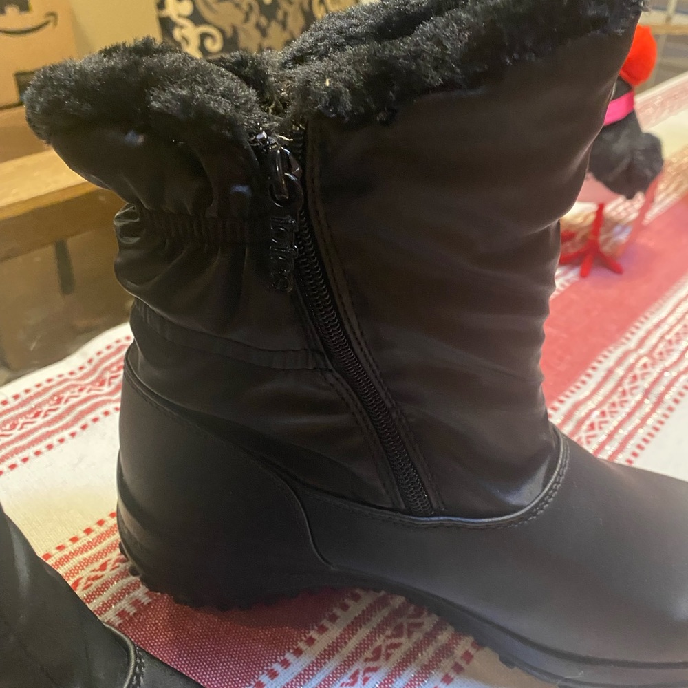 NEW Totes Women’s Waterproof Snow Boots w Faux Fur. Rubber Sole.